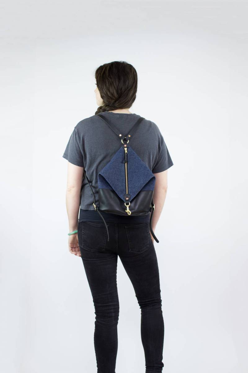 Handgemachte Denim & Leder Mini Rucksack Geldbörse - Verstellbare Träger von FitzyDesign