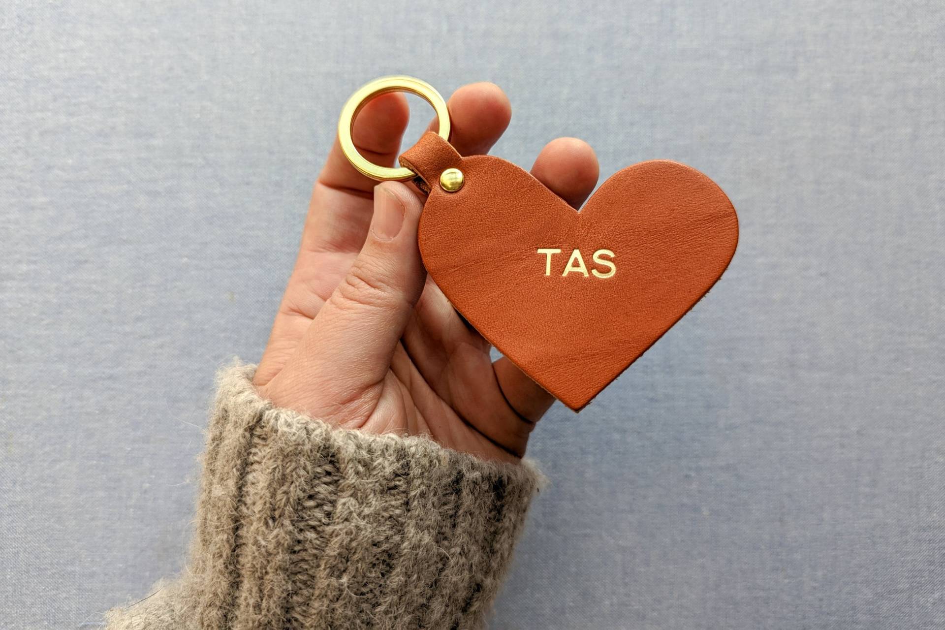 Monogramm-Herz-Leder-Schlüsselanhänger, Handbemalte Goldbordüre, Personalisierter Schlüsselring von FitzyDesign