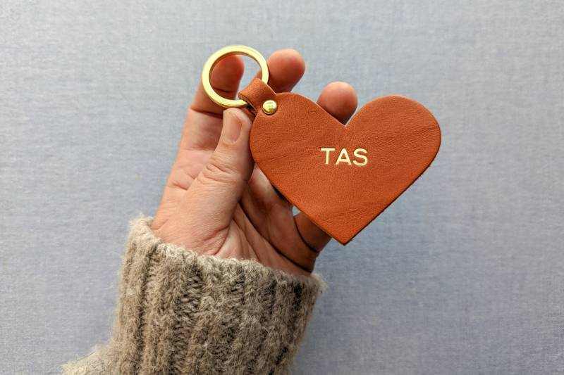 Monogramm-Herz-Leder-Schlüsselanhänger, Handbemalte Goldbordüre, Personalisierter Schlüsselring von FitzyDesign