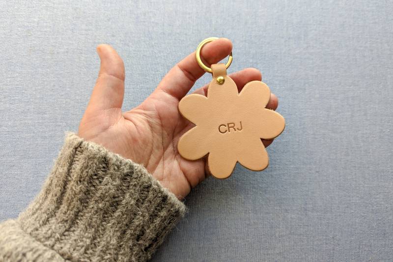 Monogramm Leder Daisy Keychain Personalisierte Goldfolie Schlüsselanhänger von FitzyDesign