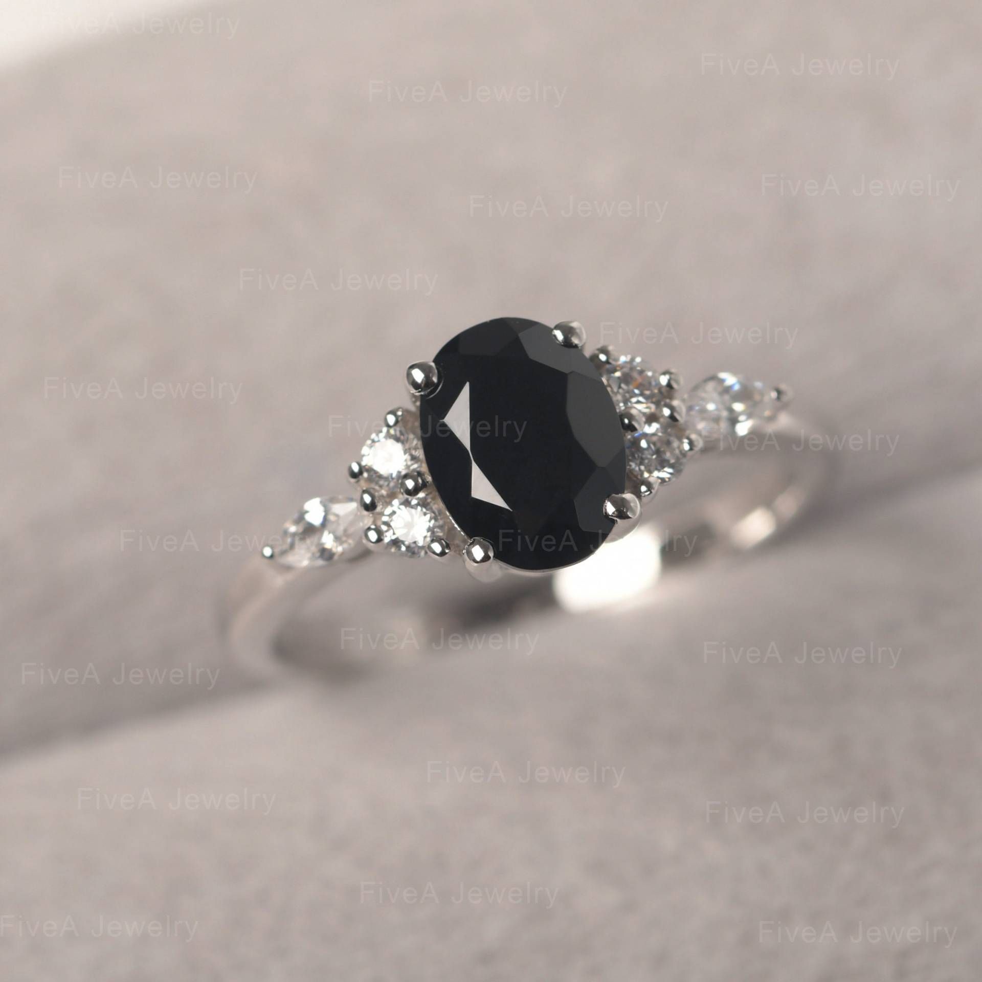Natürlicher Schwarzer Spinell Ring Oval Cut Cluster Silber Ehering Für Mama von FiveAjewelry