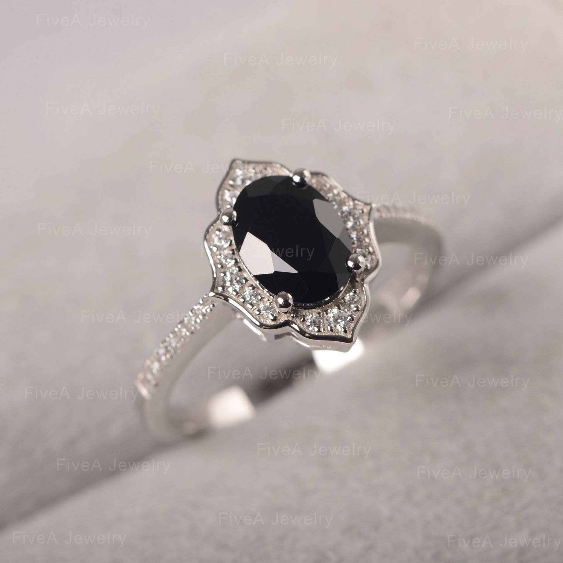 Ovale Schwarze Spinell Ring Halo Blume Geformt Verlobungsring Jahrestagsgeschenk Für Frauen von FiveAjewelry