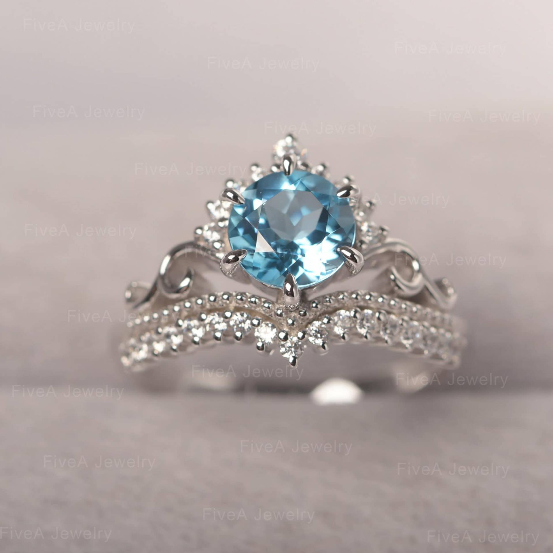 Schweizer Blau Topas Ring Runde Schnitt Statement Prinzessin Krone Für Frauen von FiveAjewelry