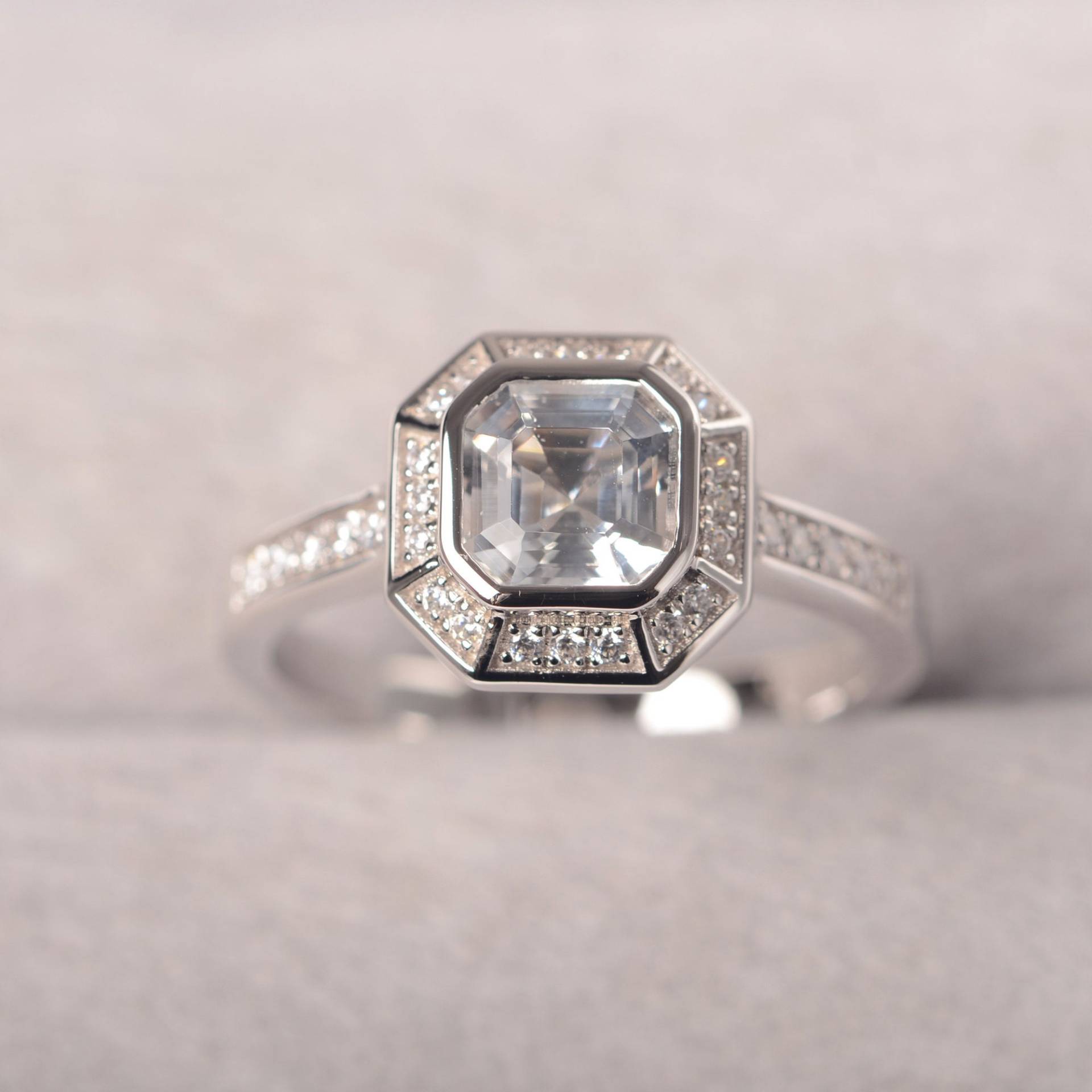 Weiße Topas Ring Asscher Geschnitten Diamant Simulant Stein Halo Für Frauen von FiveAjewelry