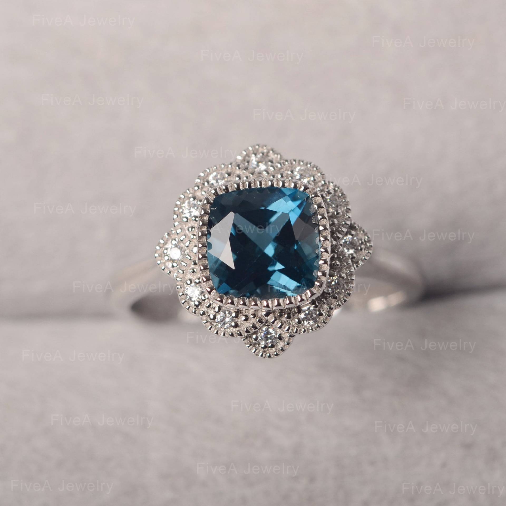 Zarte London Blau Topas Ring Kissen Geschnitten Floral Halo Für Frauen von FiveAjewelry