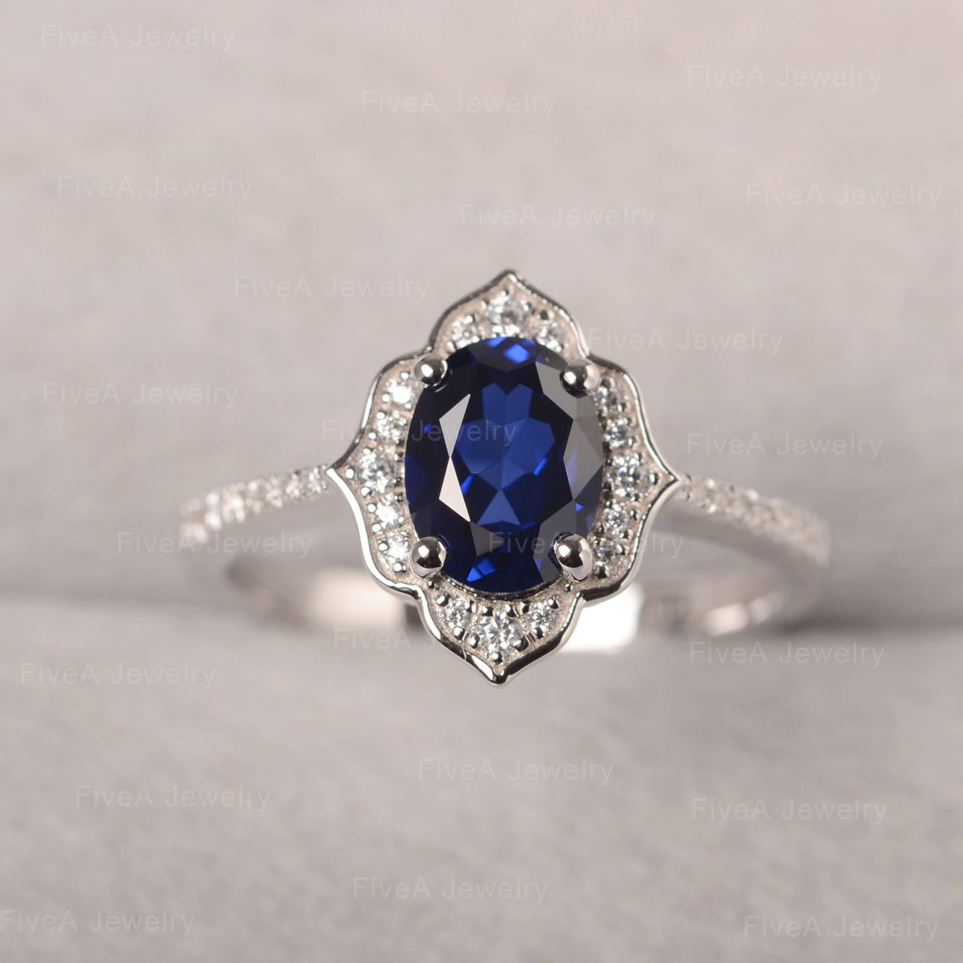 Zarte Saphir Ring September Birthstone Halo Oval Geschnitten Verlobungsring Für Frauen von FiveAjewelry