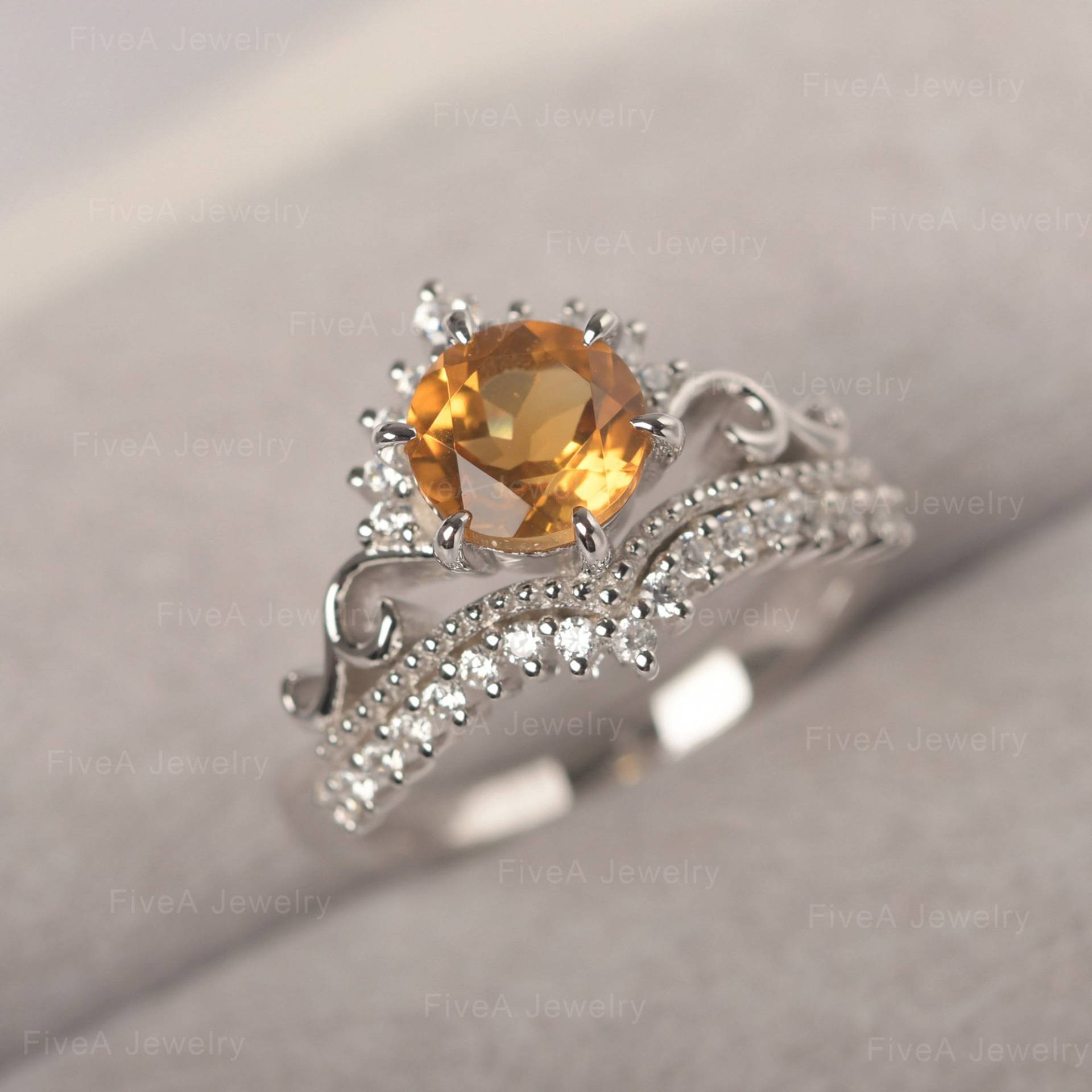 Zierliche Citrin Ring Runde Geschnitten Krone Prinzessin Halbe Ewigkeit Band Für Frauen von FiveAjewelry