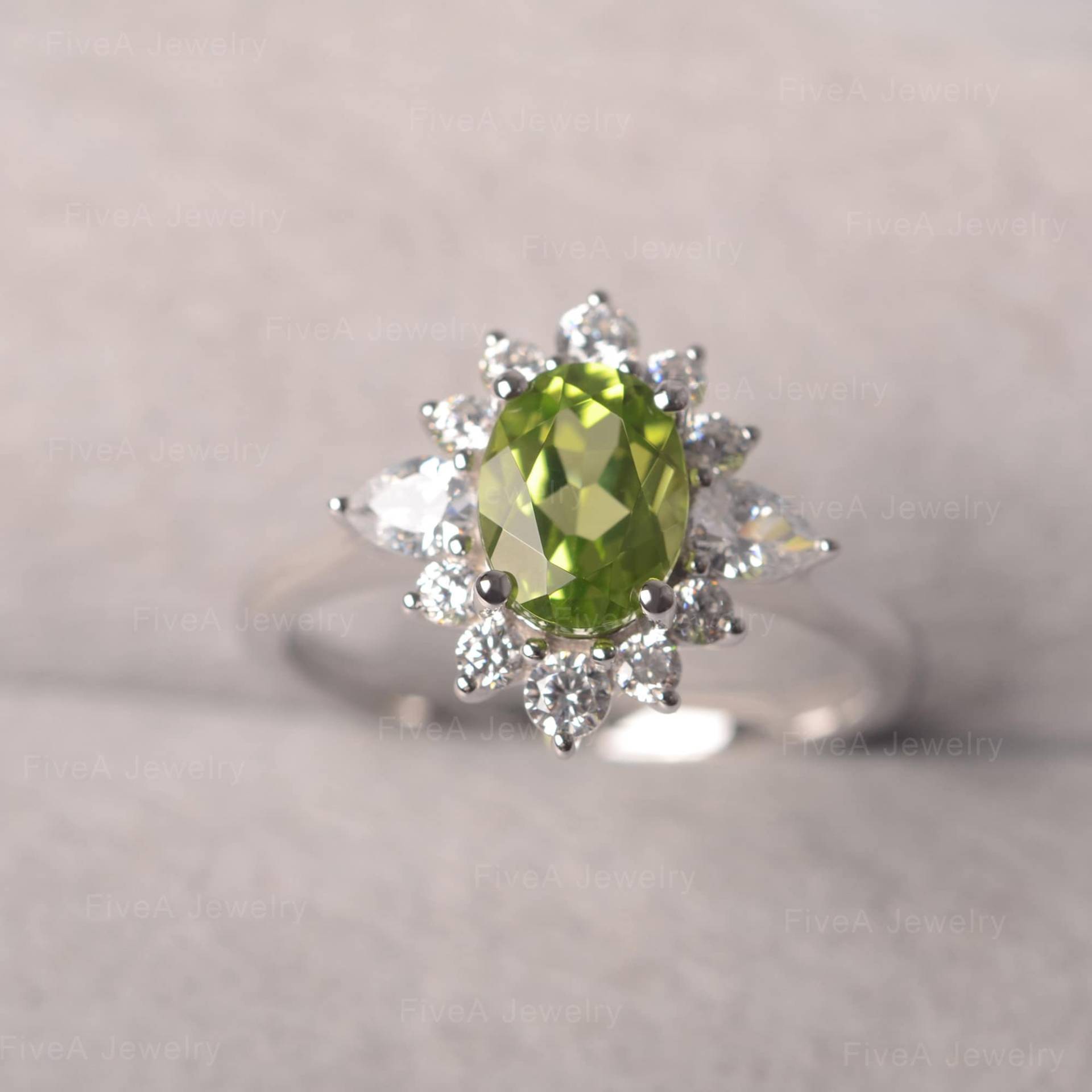 Zierliche Peridot Ring Oval Geschnitten August Birthstone Blüte Verlobungsring Für Frauen von FiveAjewelry