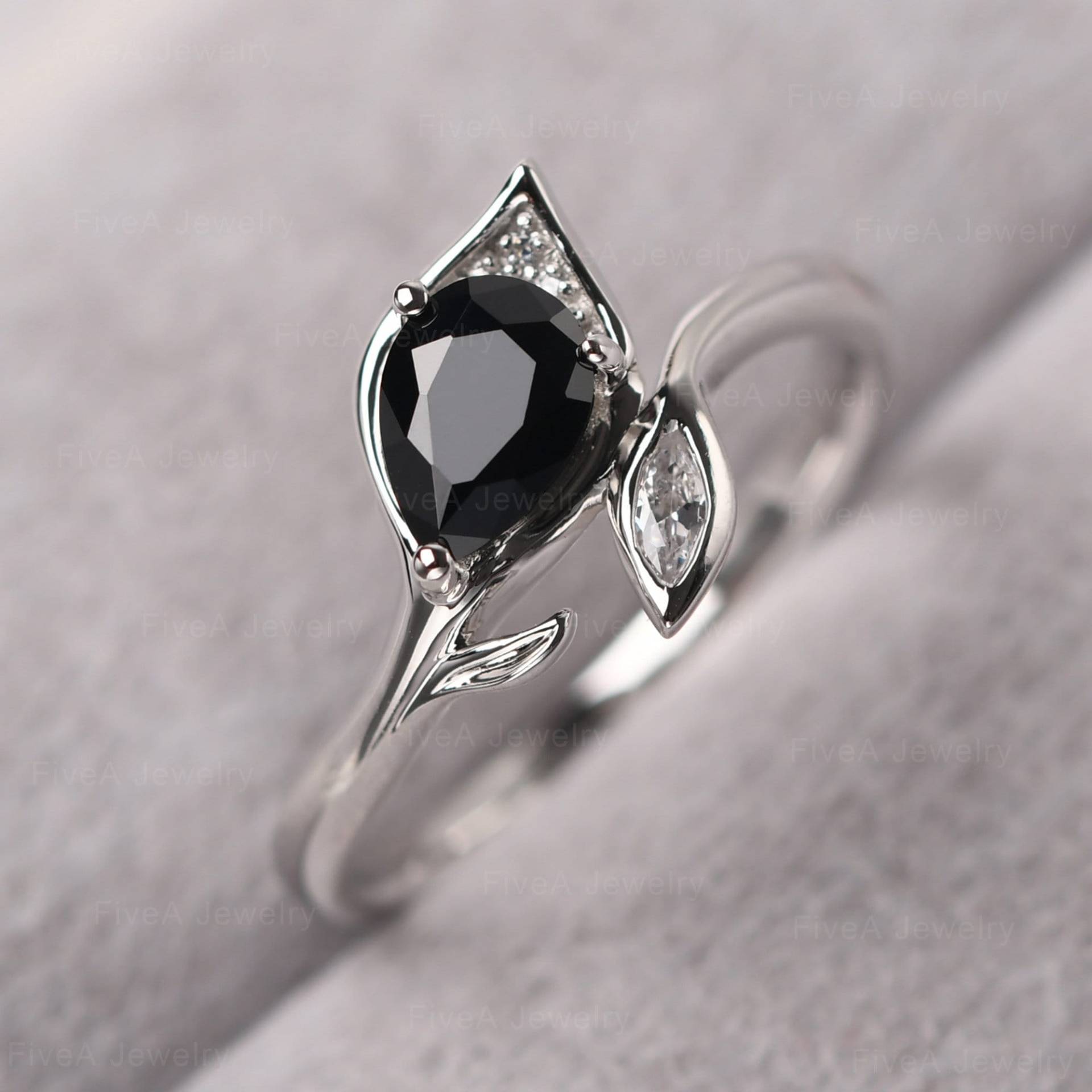 Zierliche Schwarze Spinell Ehering Sterling Silber Pear Shaped Black Stone Bypass Zweig Ring von FiveAjewelry