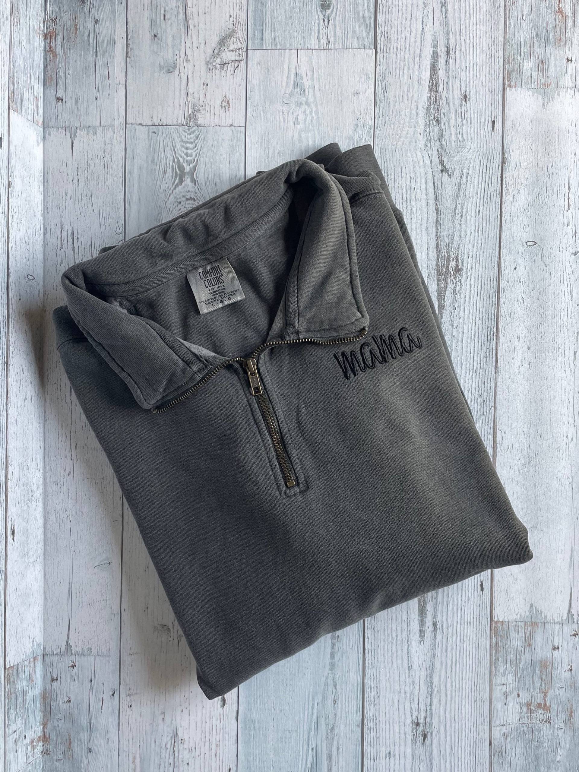 Individuell Gestickter Comfort Colors Pullover | Bestickter Viertelreißverschluss Personalisierter Viertel-Reißverschluss Geschenk Für Sie von FiveDaughterBoutique