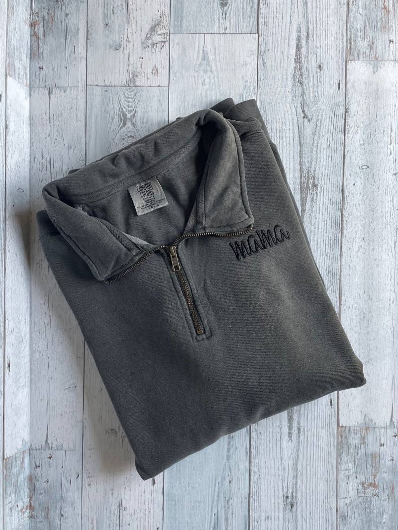 Individuell Gestickter Comfort Colors Pullover | Bestickter Viertelreißverschluss Personalisierter Viertel-Reißverschluss Geschenk Für Sie Individuell Gestickter Comfort Colors Pullover | Bestickter Viertelreißverschluss Personalisierter Viertel-Reißverschluss Geschenk Für Sie von FiveDaughterBoutique