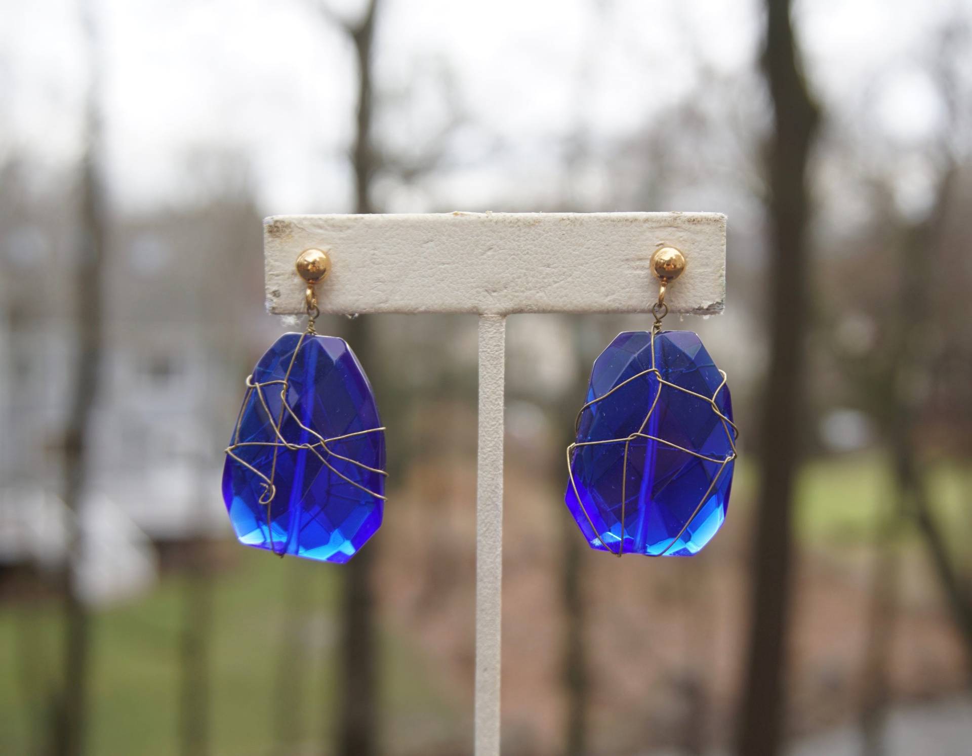 Hübsch Verpackt Draht Saphir Blau Facettierten Glas Kristall Tropfen Ohrringe Hübsch Verpackt Draht Saphir Blau Facettierten Glas Kristall Tropfen Ohrringe von FiveMileAntiques