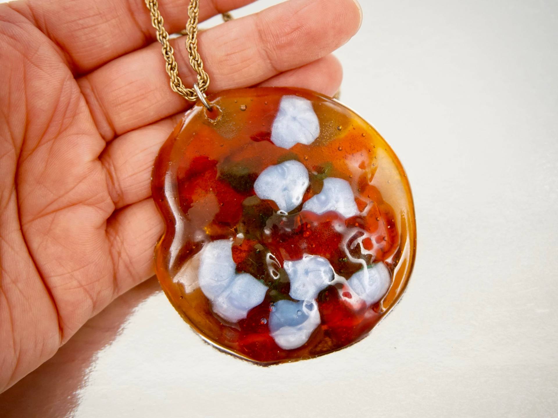 Mid Century Ende Des Tages Glaskunst Stil Lucite Acryl Anhänger Mit Rot, Grün Und Mond Leuchten Blau Schmilzt Mid Century Ende Des Tages Glaskunst Stil Lucite Acryl Anhänger Mit Rot, Grün Und Mond Leuchten Blau Schmilzt von FiveMileAntiques