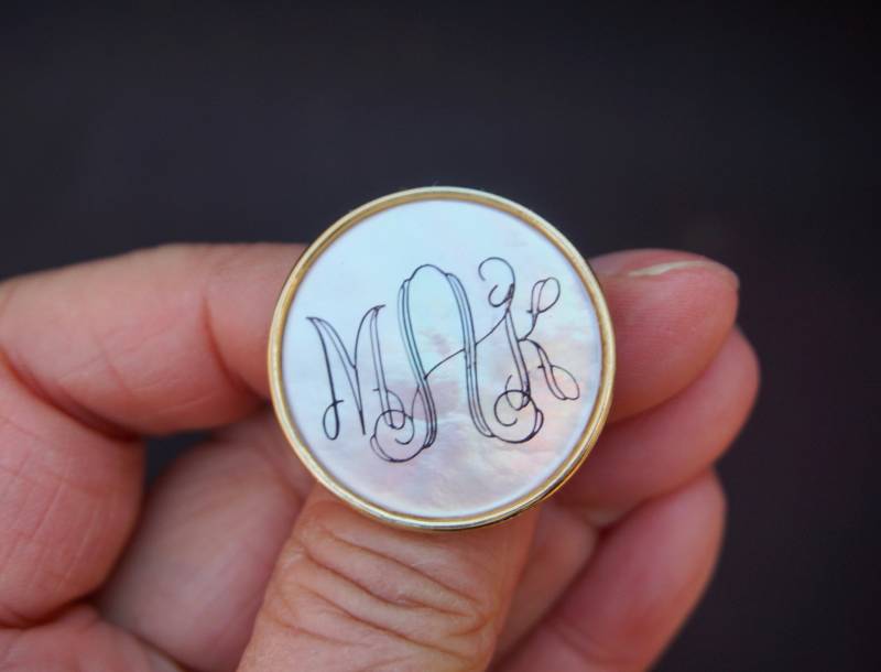Vintage Mop Perlmutt Runde Pin Brosche Scripted Mak Vintage Mop Perlmutt Runde Pin Brosche Scripted Mak von FiveMileAntiques