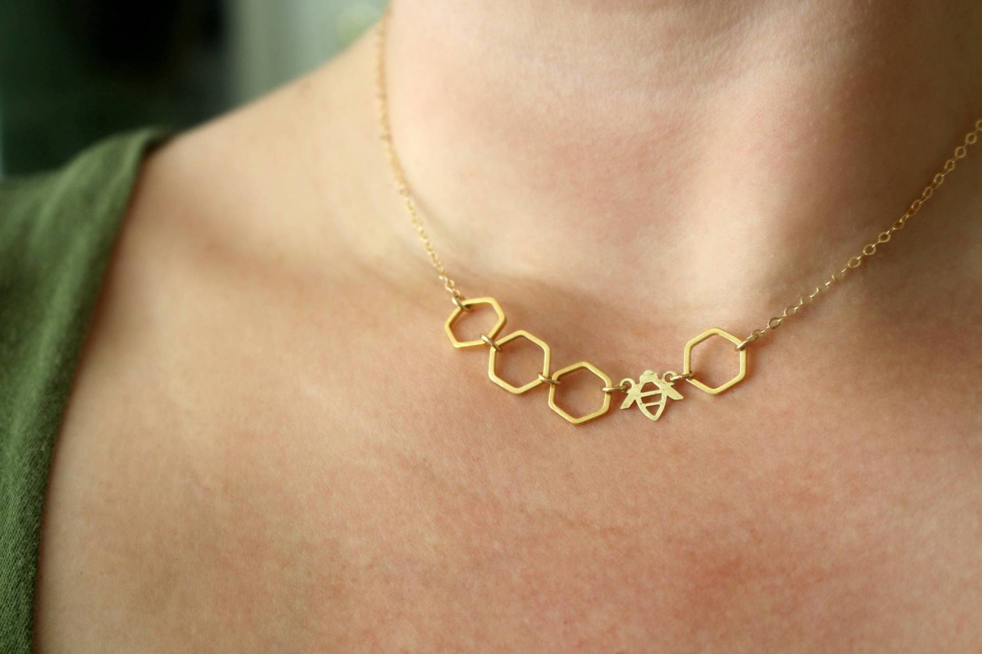 Gold Bienenhalskette, Goldwabenhalskette, Honigbienenhalskette, Biene Und Wabenhalskette, Natur Inspirierter Schmuck, Goldbienenstockhalskette Gold Bienenhalskette, Goldwabenhalskette, Honigbienenhalskette, Biene Und Wabenhalskette, Natur Inspirierter Schmuck, Goldbienenstockhalskette von FiveOfMine