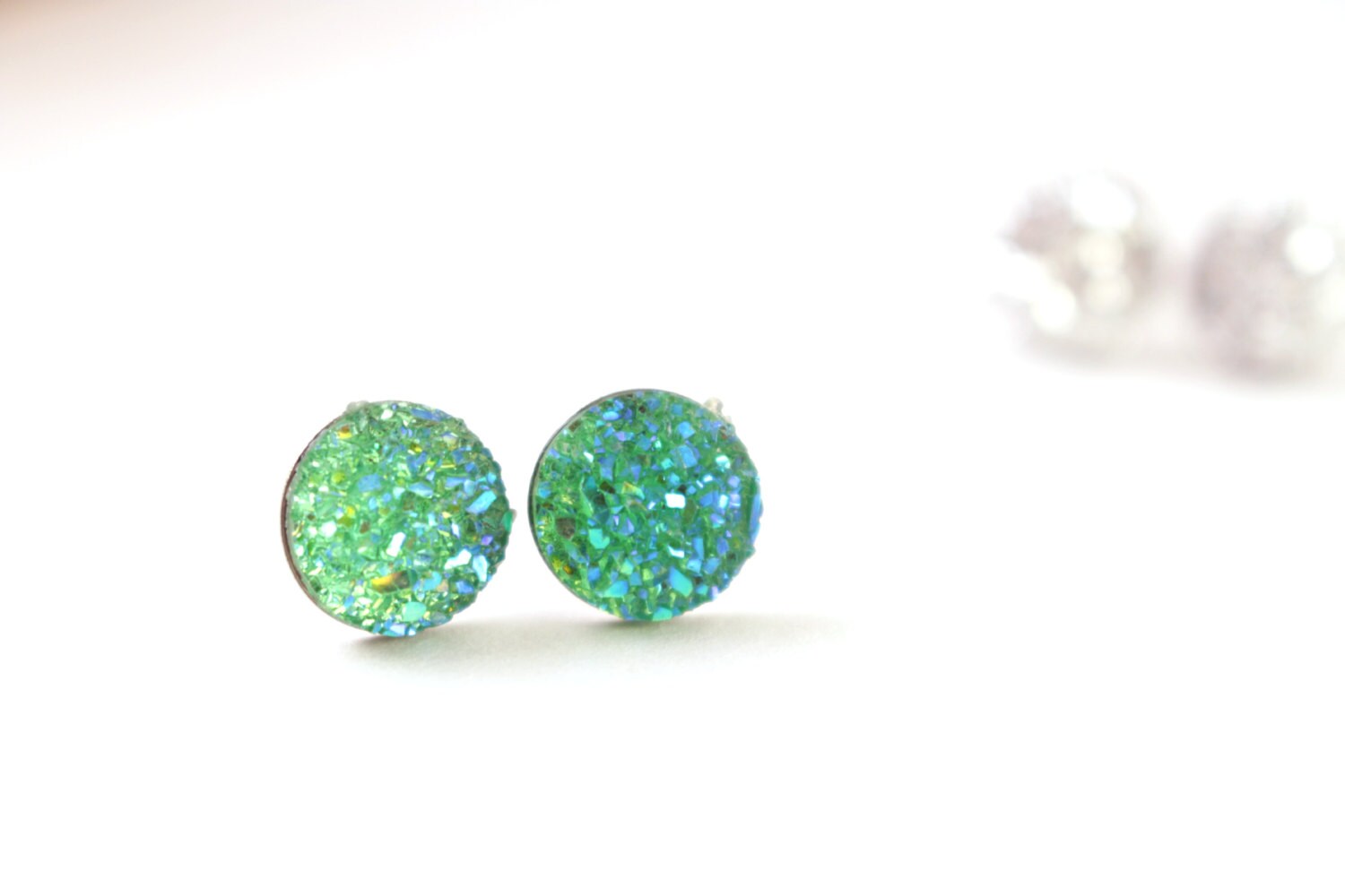 Grüne Glitter Ohrringe, Grasgrün Druzy Ohrstecker, Post Kleine Edelstahl Ohrring Posts Grüne Glitter Ohrringe, Grasgrün Druzy Ohrstecker, Post Kleine Edelstahl Ohrring Posts von FiveOfMine