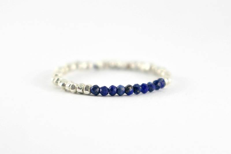 Perlen Lapis Lazuli Ring, Silber Sterling Stapelring, Echte Natürliche Blau Bandring Perlen Lapis Lazuli Ring, Silber Sterling Stapelring, Echte Natürliche Blau Bandring von FiveOfMine