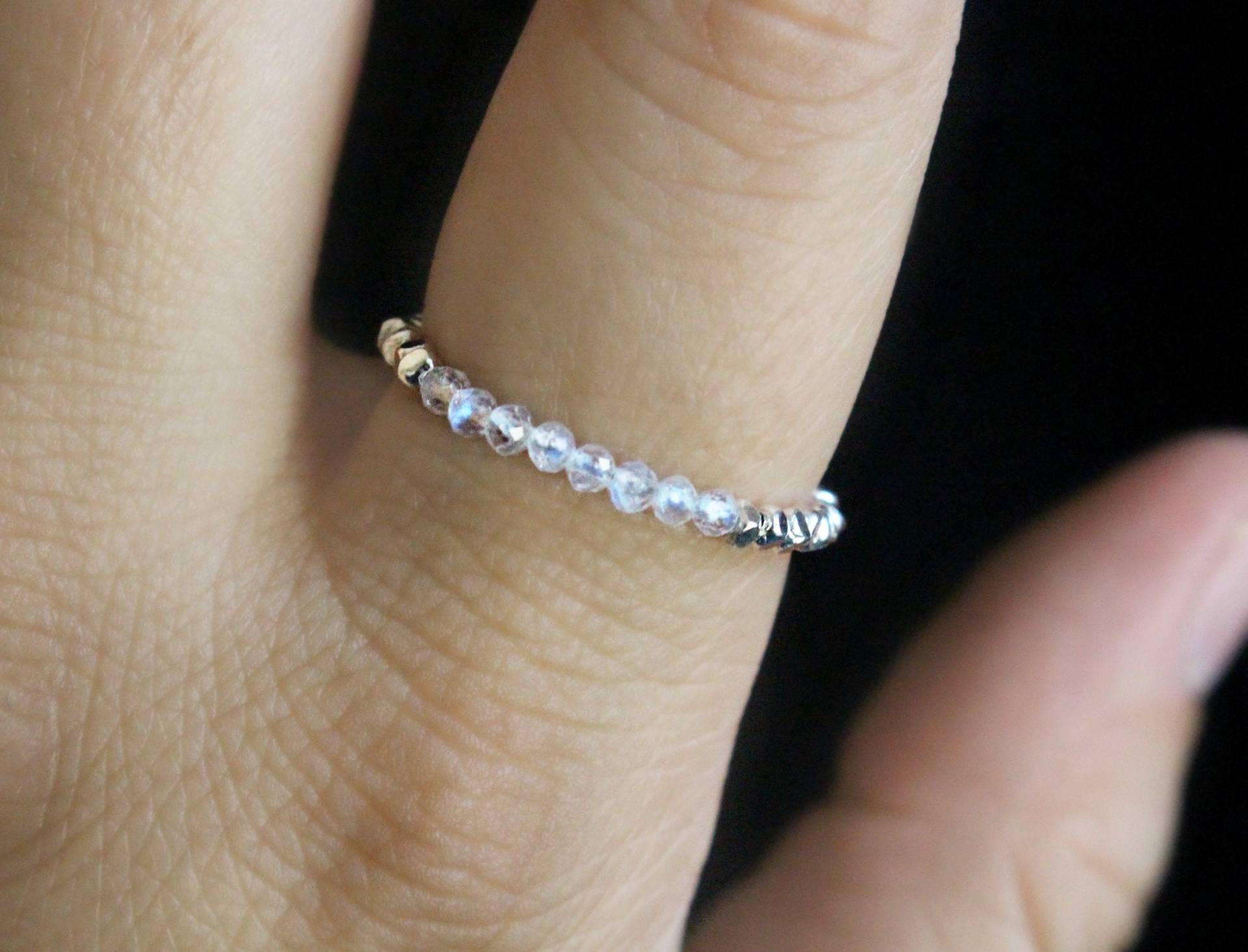 Regenbogen Mondstein Ring, Sterling Silber Perlen Dünne Zierliche Edelstein Stapelring Regenbogen Mondstein Ring, Sterling Silber Perlen Dünne Zierliche Edelstein Stapelring von FiveOfMine