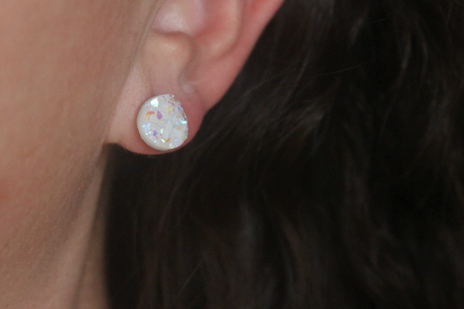 Weiße Druzy Ohrstecker, Weiße Ohrringe, Rosa Glitzer Edelstahl Schmuck Weiße Druzy Ohrstecker, Weiße Ohrringe, Rosa Glitzer Edelstahl Schmuck von FiveOfMine