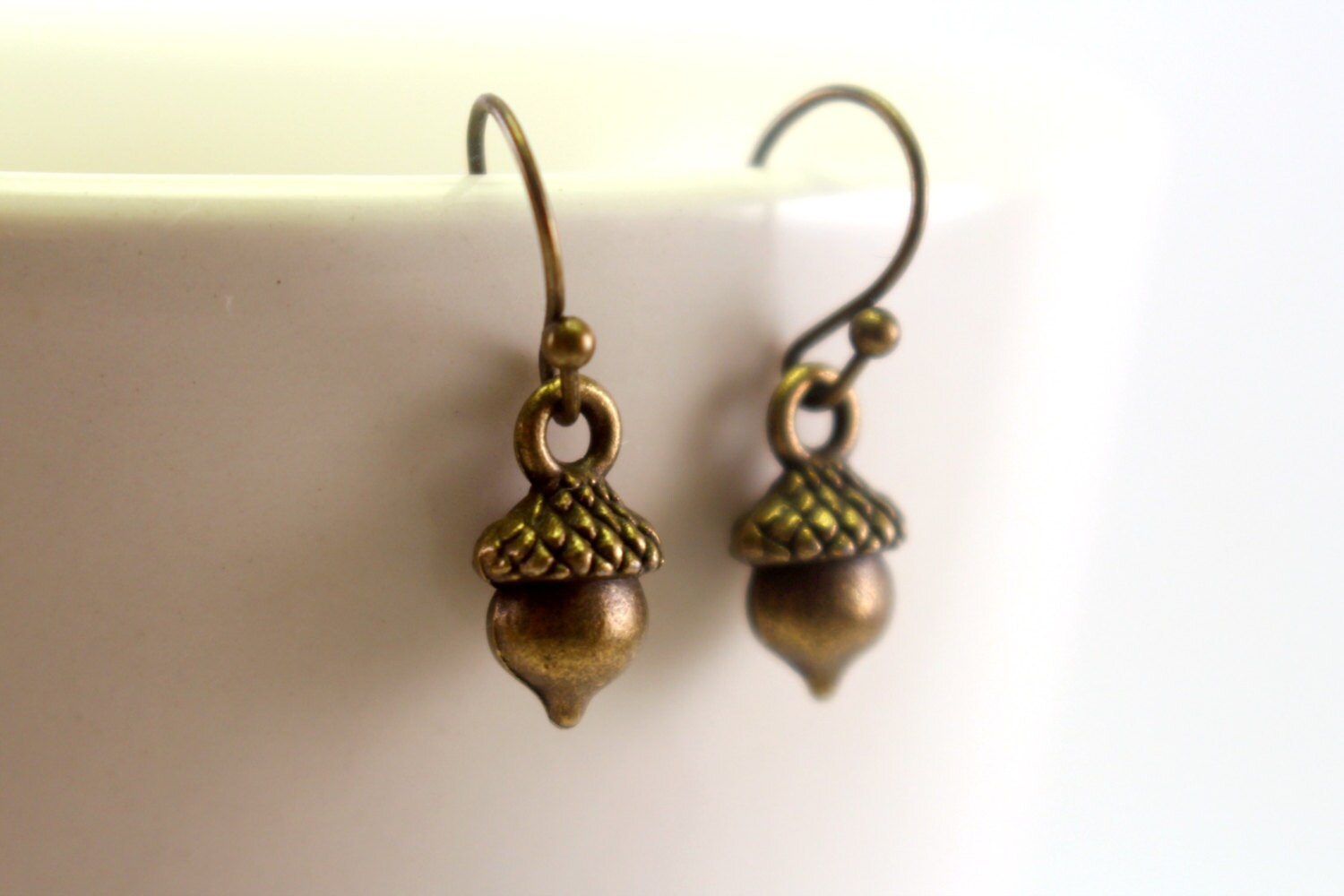Zierliche Eichel Ohrringe, Kleine Ohrhänger, Einfache Natürliche Wald Pflanzen Schmuck, Antike Bronze Baumeln Ohrringe Zierliche Eichel Ohrringe, Kleine Ohrhänger, Einfache Natürliche Wald Pflanzen Schmuck, Antike Bronze Baumeln Ohrringe von FiveOfMine