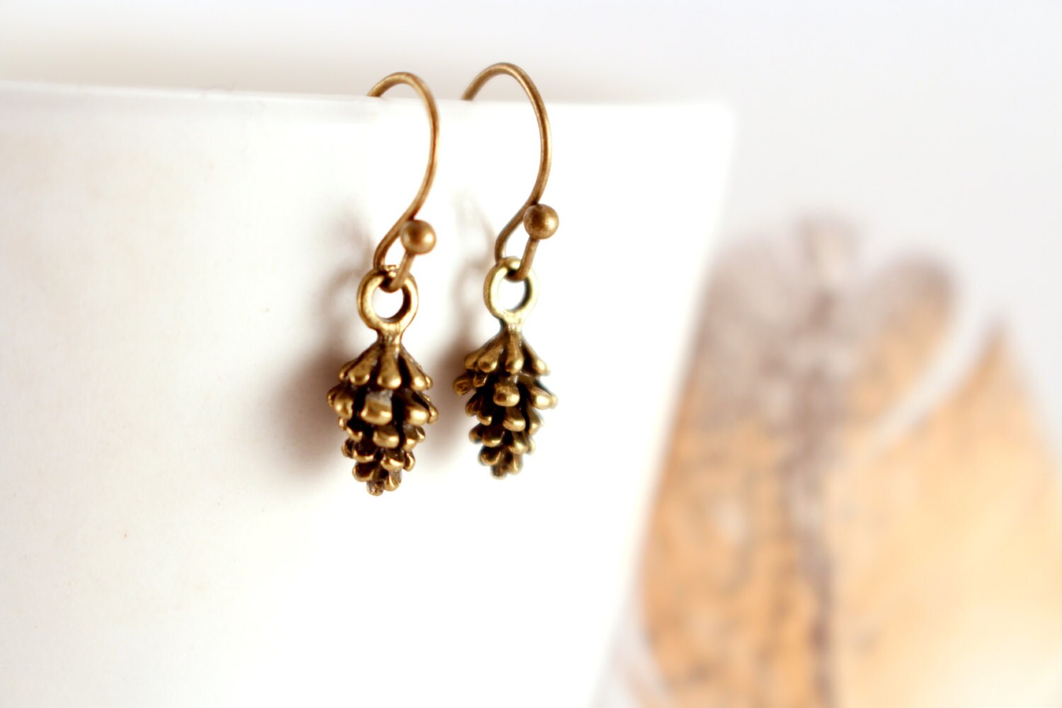 Zierliche Kiefernzapfen Ohrringe, Kleine Kleine Baumeln Schlichte Wald Schmuck, Antik Bronze Schmuck Zierliche Kiefernzapfen Ohrringe, Kleine Kleine Baumeln Schlichte Wald Schmuck, Antik Bronze Schmuck von FiveOfMine