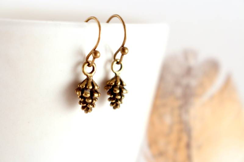 Zierliche Kiefernzapfen Ohrringe, Kleine Kleine Baumeln Schlichte Wald Schmuck, Antik Bronze Schmuck Zierliche Kiefernzapfen Ohrringe, Kleine Kleine Baumeln Schlichte Wald Schmuck, Antik Bronze Schmuck von FiveOfMine