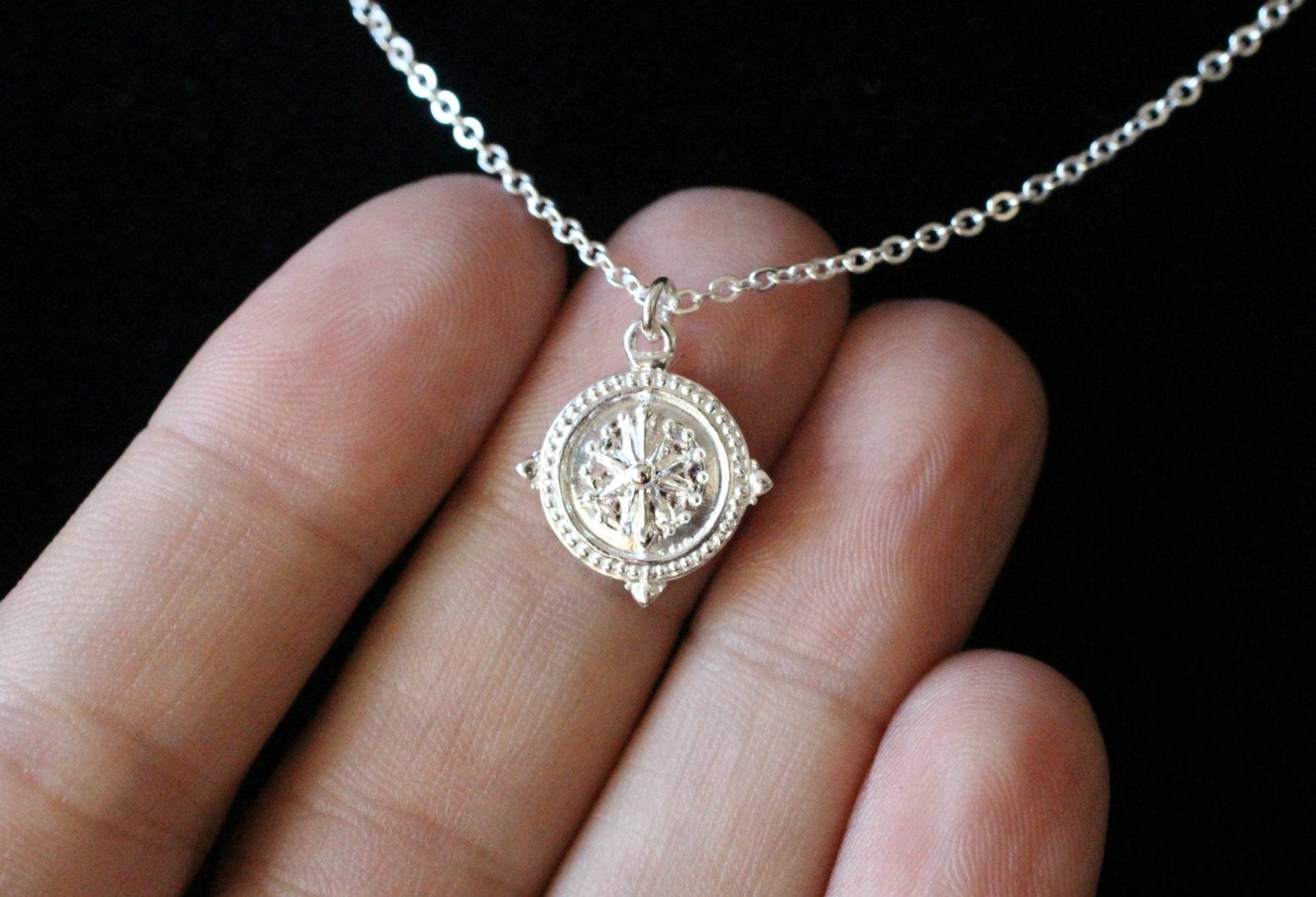 sterling Silber Kompass Halskette, Zierliche Charm Nordstern Wanderlust Halskette sterling Silber Kompass Halskette, Zierliche Charm Nordstern Wanderlust Halskette von FiveOfMine