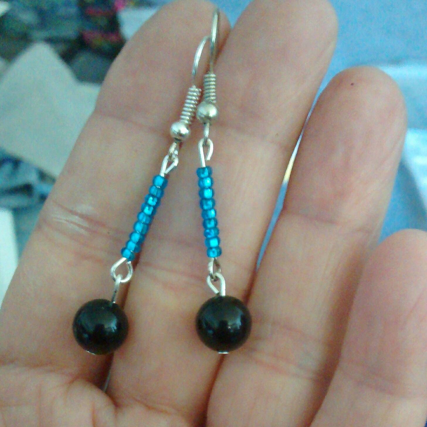 Dezente Echte Schwarze Onyx Ohrringe Mit Meer Blau Rocailles Dezente Echte Schwarze Onyx Ohrringe Mit Meer Blau Rocailles von FiveTribesDesigns