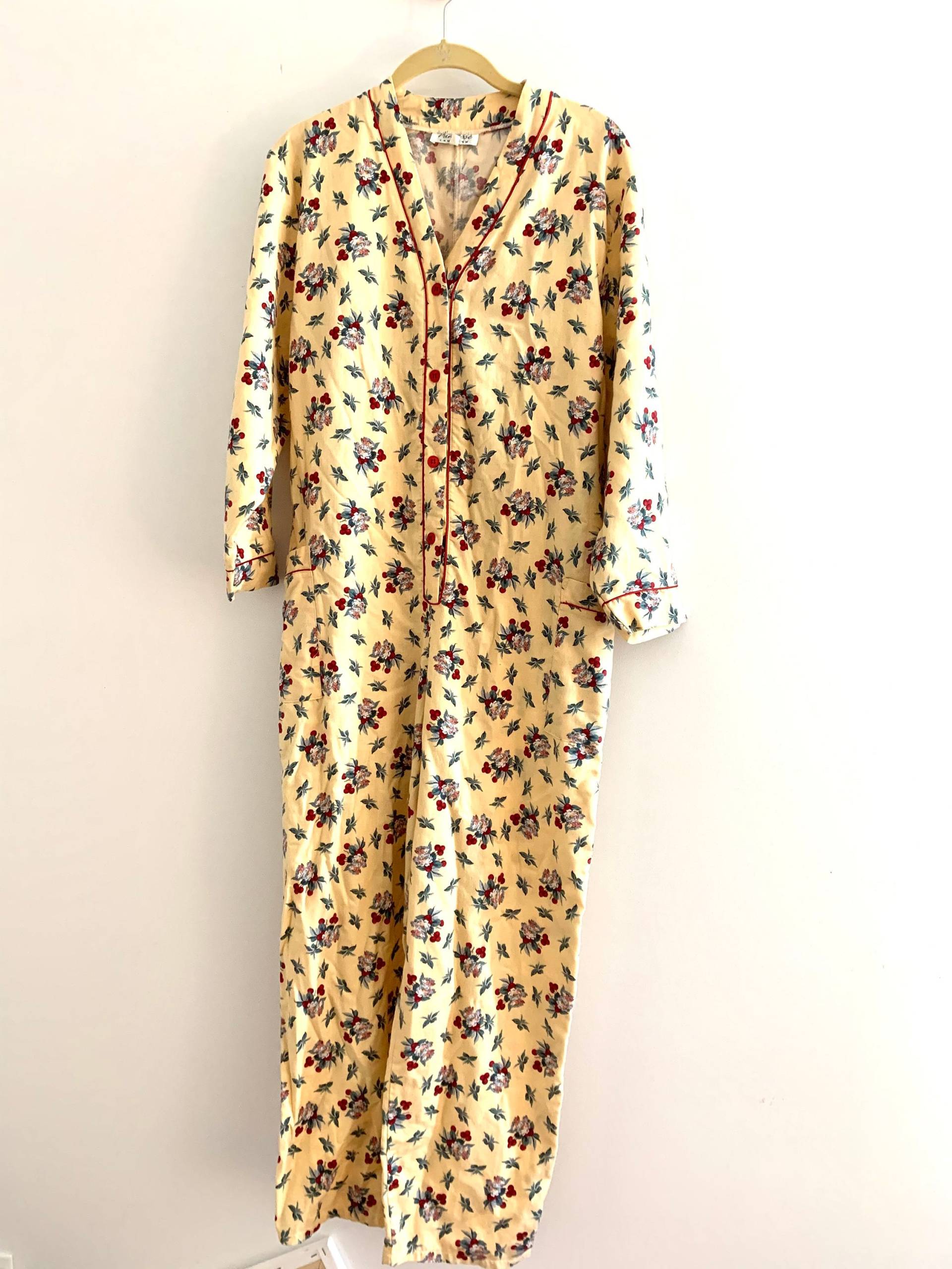 Cutsie Floral Onsie Jumpsuit -Sehr Leichtes Gewicht Flanell- Made in England - Markiert Größe L Eher Wie Ein Us-Medium, Gemütliche Kleidung Cutsie Floral Onsie Jumpsuit -Sehr Leichtes Gewicht Flanell- Made in England - Markiert Größe L Eher Wie Ein Us-Medium, Gemütliche Kleidung von FivebunniesByMoxie