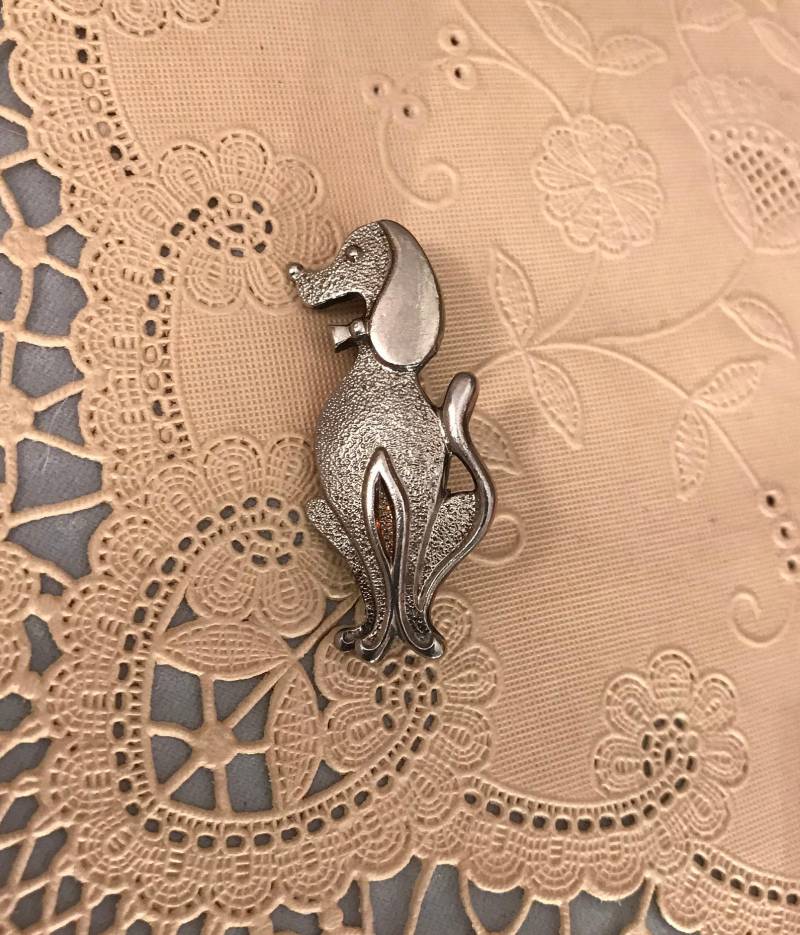 Kleiner Gebürsteter Silberfarbener Hound Dog Anstecker, Kitschige Mid Century Doggie Vintage Unisex Anstecknadel Kleiner Gebürsteter Silberfarbener Hound Dog Anstecker, Kitschige Mid Century Doggie Vintage Unisex Anstecknadel von FivebunniesByMoxie