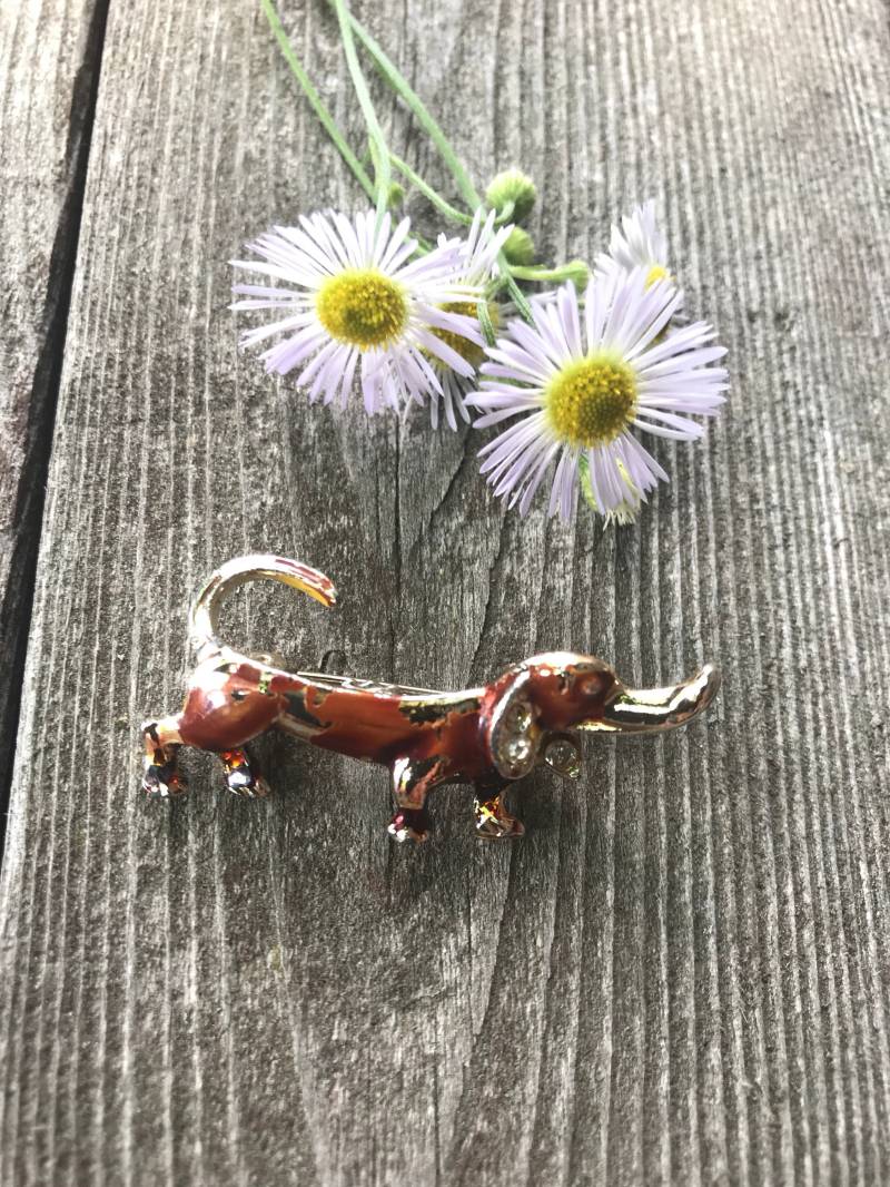 Lustige Kleine Wirklich Alte Vintage Braune Emaille Auf Goldfarbenen Dackel Hound Dog Anstecknadel Mit Strassohren Lustige Kleine Wirklich Alte Vintage Braune Emaille Auf Goldfarbenen Dackel Hound Dog Anstecknadel Mit Strassohren von FivebunniesByMoxie