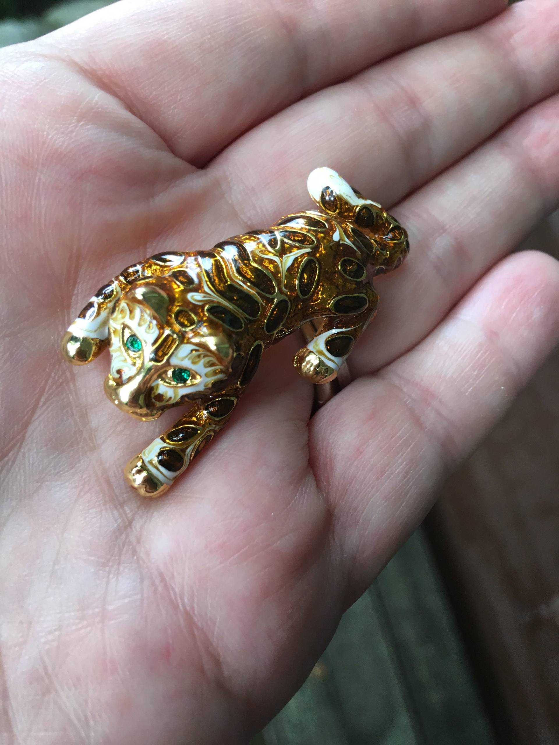Schöne Entzückende Auffallende High End Glänzend Goldtone & Metallic Emaille Baby Tiger Cub Cougar Oder Leopard Pin Grüne Edelstein Augen Schöne Entzückende Auffallende High End Glänzend Goldtone & Metallic Emaille Baby Tiger Cub Cougar Oder Leopard Pin Grüne Edelstein Augen von FivebunniesByMoxie