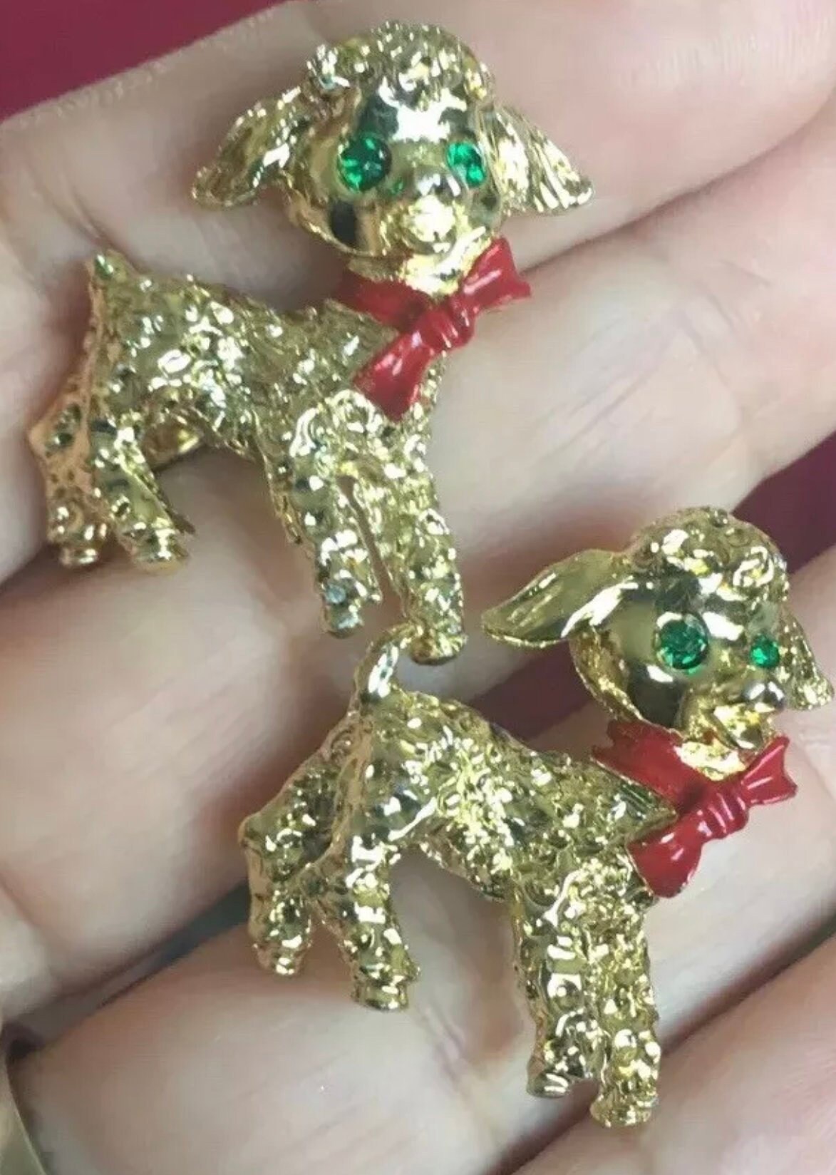 Zwei Kleine Goldene Mid Century Lamm Pins Mit Grünen Strass Augen & Roten Emaille Bögen Zwei Kleine Goldene Mid Century Lamm Pins Mit Grünen Strass Augen & Roten Emaille Bögen von FivebunniesByMoxie