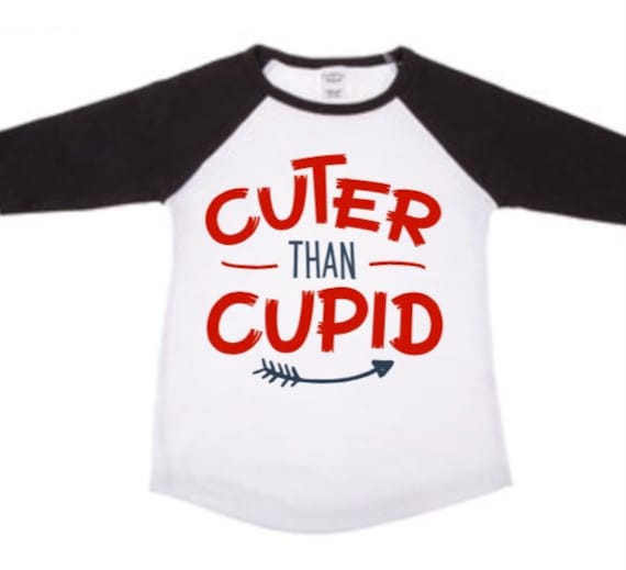 Cuter Than Cupid Baby Body, Kleinkind Raglan Oder Jugend T-Shirt, Valentine Shirt, Kinder Valentinstag Fivesies Designs Cuter Than Cupid Baby Body, Kleinkind Raglan Oder Jugend T-Shirt, Valentine Shirt, Kinder Valentinstag Fivesies Designs von FivesiesDesigns