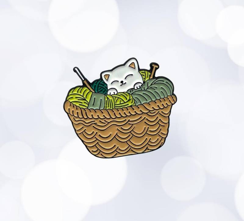 Emaille Brosche Mit Katze Im Wollkorb - Anstecknadel Für Katzenfans von FixundFarbig