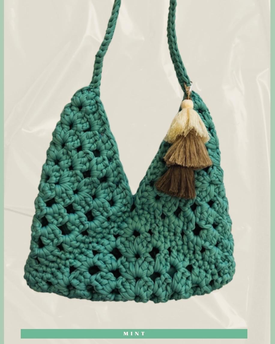 Lux Handgemachte Granny Square Triangle Tasche Mit Quaste Mint Green Trend Und Elegant Boho & Vintage Look Lux Handgemachte Granny Square Triangle Tasche Mit Quaste Mint Green Trend Und Elegant Boho & Vintage Look von FiyaBags