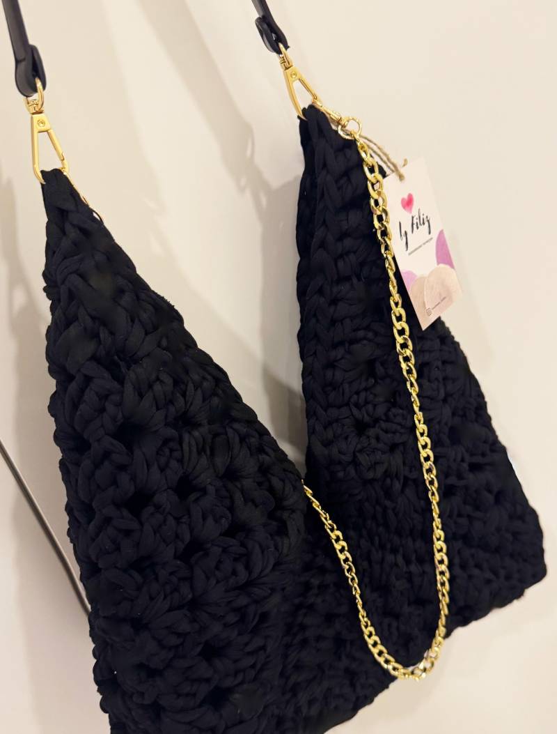Lux Handgemachte Granny Square Triangle Tasche Mit Quaste Schwarz Trend Und Elegant Boho & Vintage Look von FiyaBags