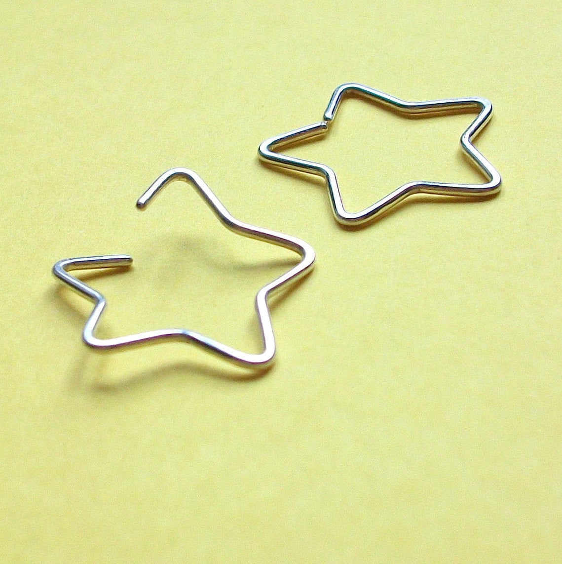Winzige Sterne Ohrringe, Einzeln Oder Als Paar, Sterling Silber Creolen, Kleine Schwellen, Nahtlose 20 Gauge Winzige Sterne Ohrringe, Einzeln Oder Als Paar, Sterling Silber Creolen, Kleine Schwellen, Nahtlose 20 Gauge von FizzCatCreations