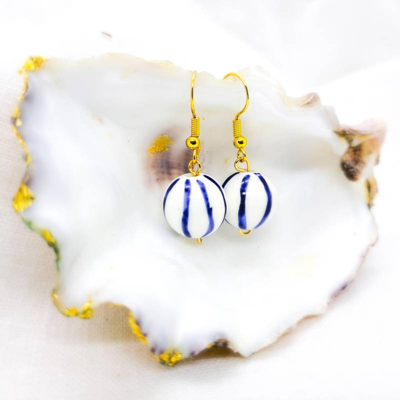 Keramik Ohrringe in Blau Weiß, Handbemalte Porzellan Ohrringe, Aus von Fjordschmuck