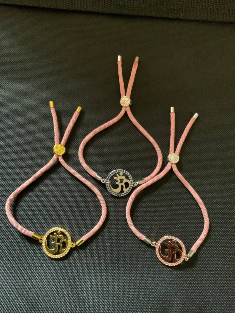 Om Verstellbar Armband in Rose Farbe Seil/Aum Rakhi Raksha Bandhan von Fl4lessCreationsGB