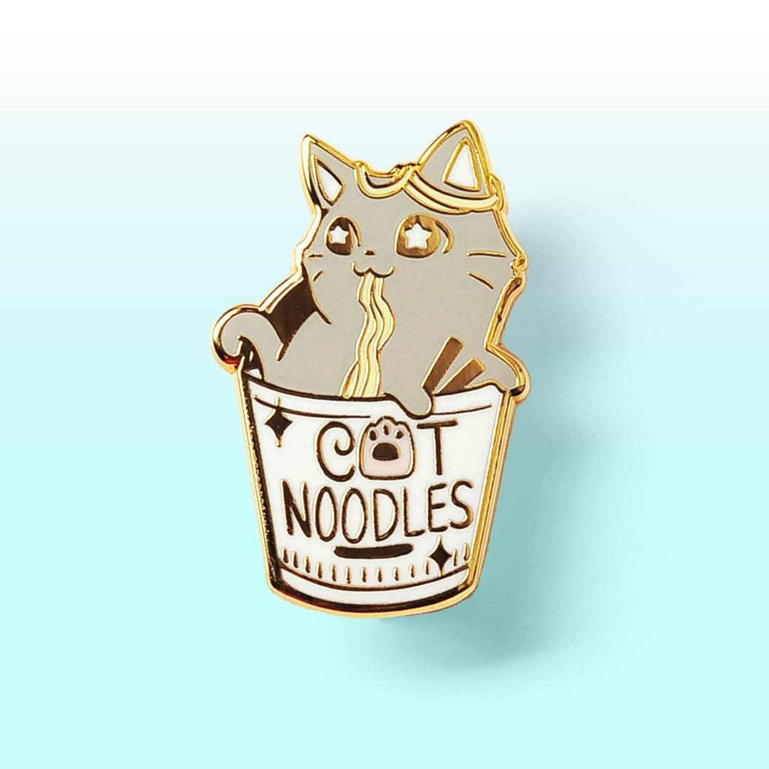 Katze Tasse Noodle Harte Emaille Pin Cute Pins Instant Nudeln Keychain Schlüsselanhänger Wasserdicht Vinyl Aufkleber Ostern Geschenkkorb von FlairFighter