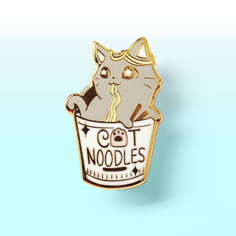 Katze Tasse Noodle Harte Emaille Pin Cute Pins Instant Nudeln Keychain Schlüsselanhänger Wasserdicht Vinyl Aufkleber Ostern Geschenkkorb von FlairFighter