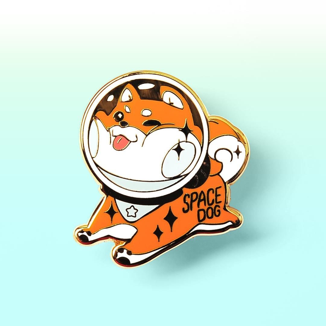 Shiba Inu Space Dog Harte Emaille Pin Niedliche Anstecknadeln Lanyard Hüte Itabags Schürze Ita Bags Wasserdichter Vinyl Aufkleber Ostern Geschenk von FlairFighter