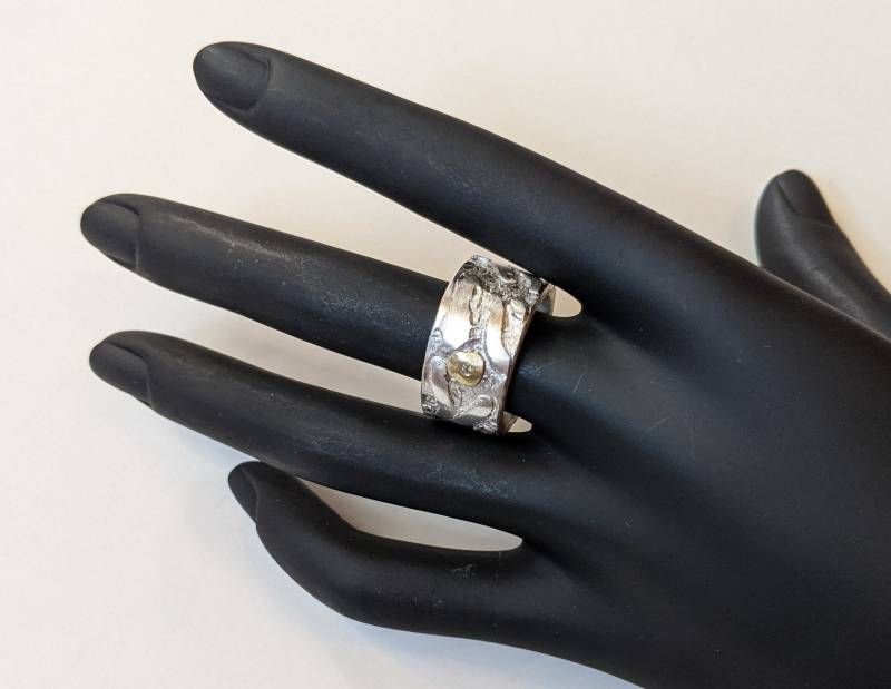 12 Mm Breite Eheringe Mit Grober Struktur. Silber 999 Und Applikation Aus 750 Gelbgold. Diamant. Flamere Design von FlamereDesign