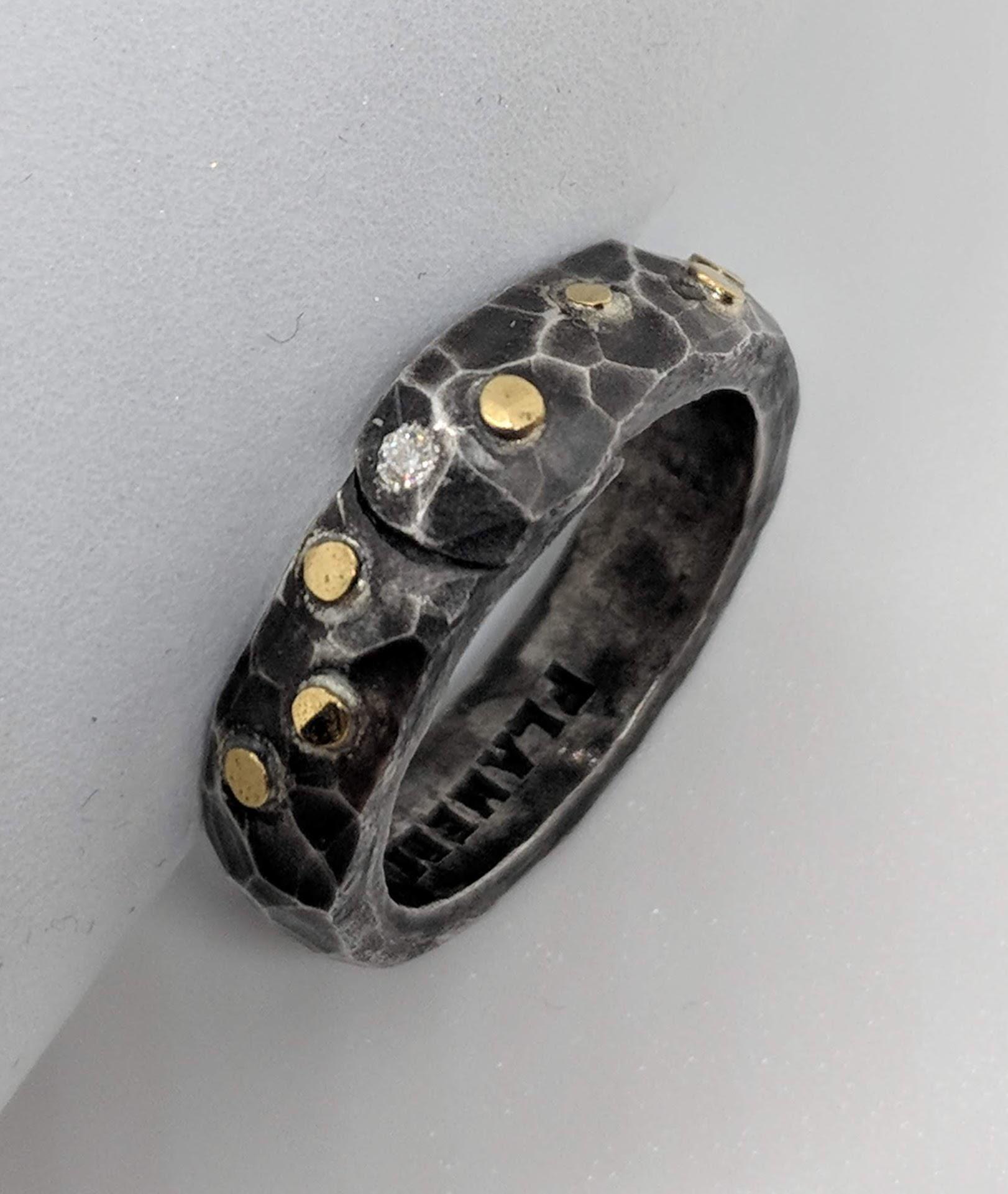 5 Mm Breiter Ring Aus Feinsilber Mit Sieben Applikation 750 Gold Und Einem Weißen Diamant von FlamereDesign