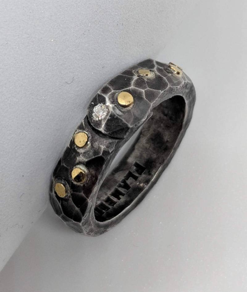 5 Mm Breiter Ring Aus Feinsilber Mit Sieben Applikation 750 Gold Und Einem Weißen Diamant von FlamereDesign