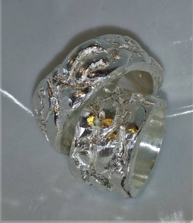 Eheringe Mit Grober Struktur. 10 Mm Und 7 Mm. Feinsilber. 999. Jeder Ring Ist Ein Unikat. Flamere Design. Ringgrößen Bis 75 von FlamereDesign