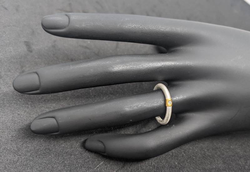 Ring Mit Diamant Feinsilber 999 Brillant Applikation Aus Gold 750 Flamere Design von FlamereDesign