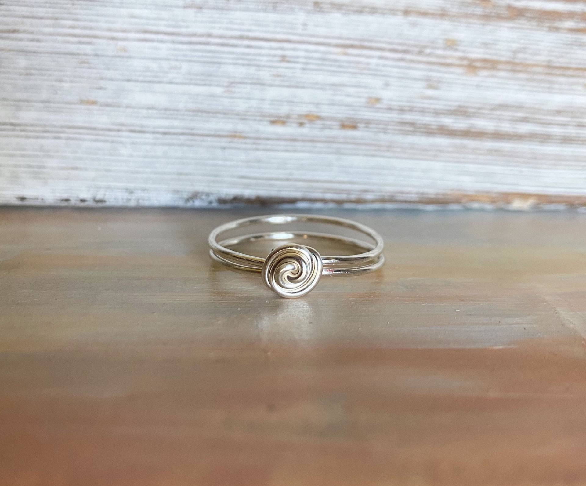 Liebe & Einheit Zierlicher, Handgefertigter Ring Mit Einer Rose Aus Drahtgewebe Liebe & Einheit Zierlicher, Handgefertigter Ring Mit Einer Rose Aus Drahtgewebe von FlameyFairyCrafts