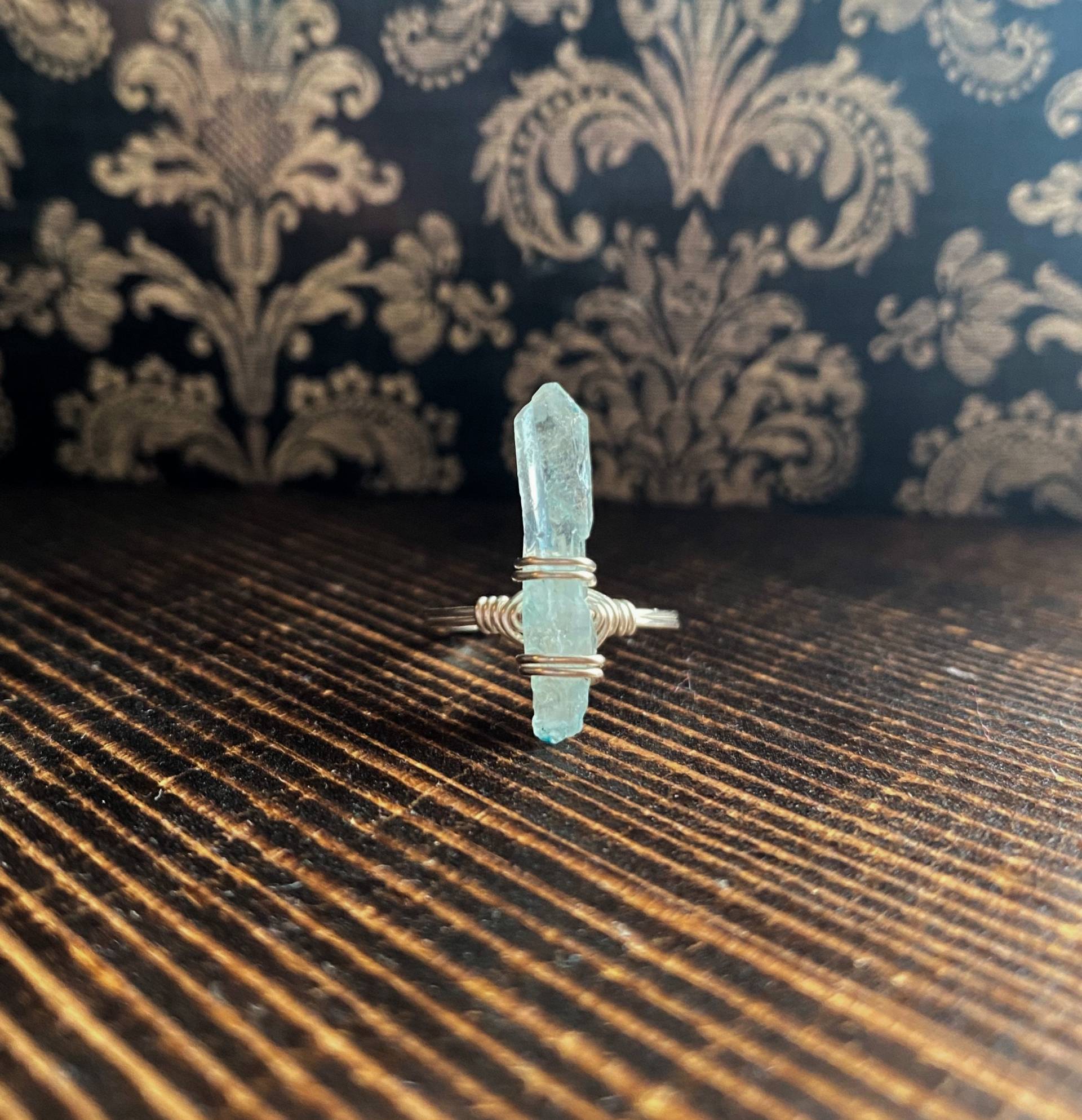 Selbst-Ausdruck - Drahtgewickelter Ring Aus Blauem Quarzkristall Selbst-Ausdruck - Drahtgewickelter Ring Aus Blauem Quarzkristall von FlameyFairyCrafts
